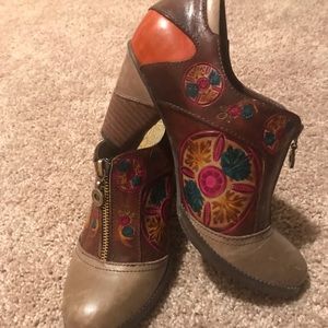 Beautiful zip up booties, near perfect condition.